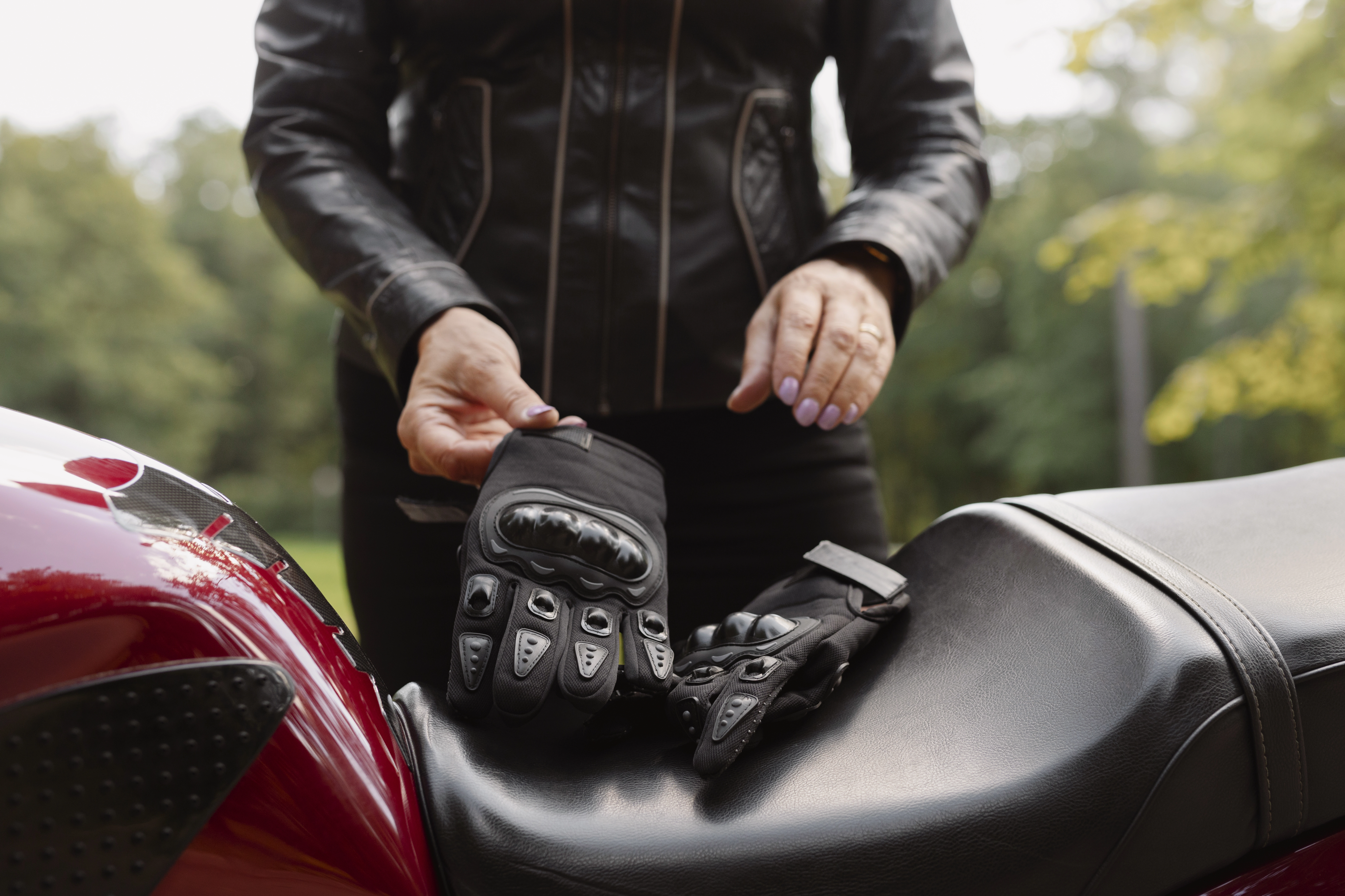 Opter pour une assurance moto à Marignane au tiers permet de couvrir les dommages causés à autrui, mais ne prend pas en charge les réparations de sa propre moto en cas d'accident.